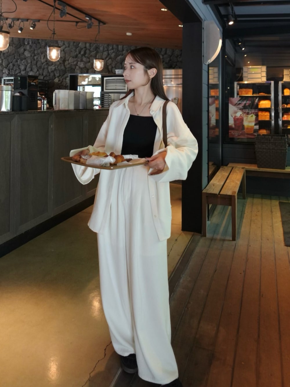 ホワイト系のシャツ/ブラウス、ホワイト系のその他パンツ、ブラウン系のショルダーバッグを着用したレディースの秋コーディネートの2枚目の写真