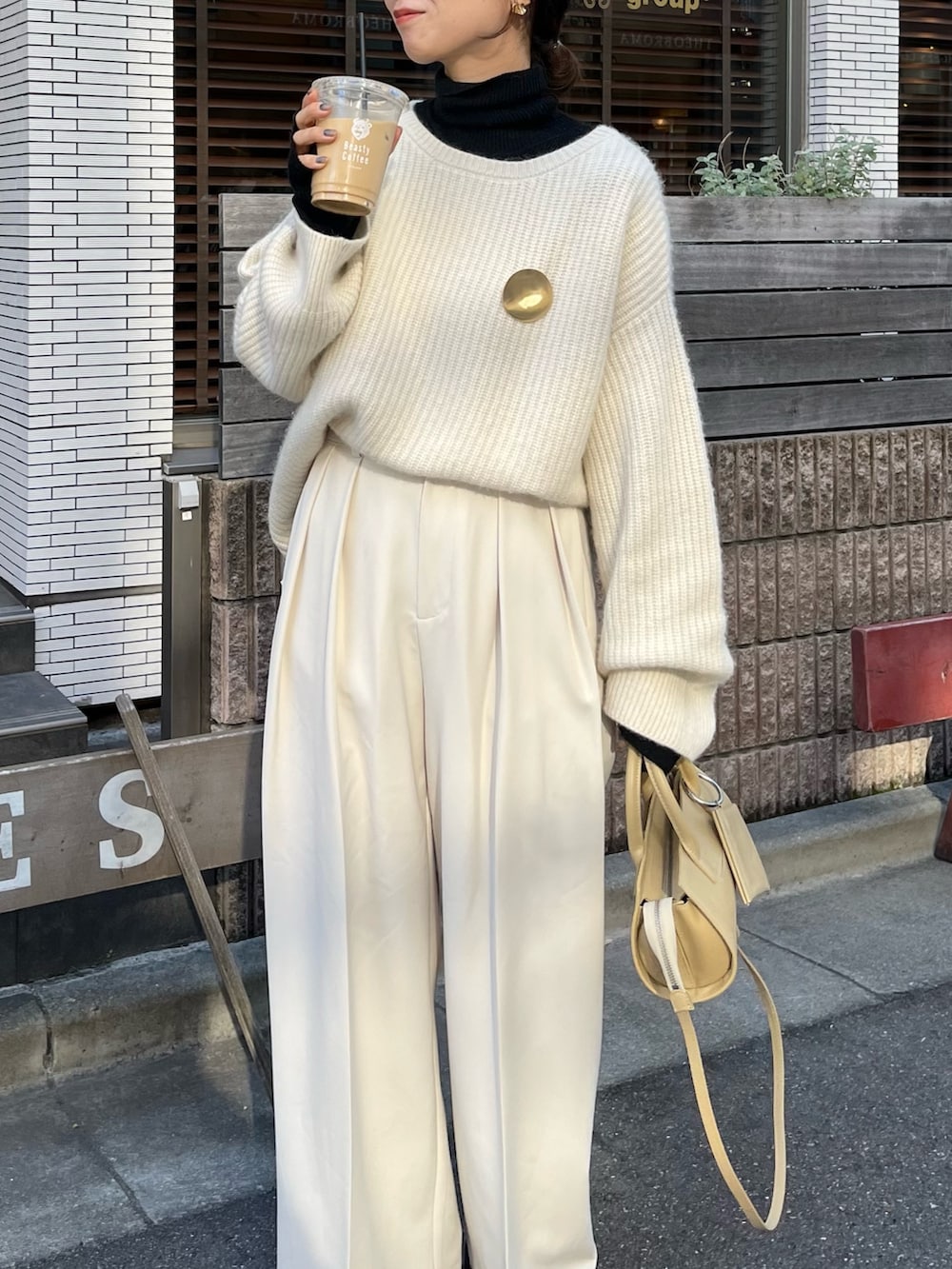 ホワイト系のその他パンツ、ホワイト系のニット/セーター、ブラック系のニット/セーターを着用したレディースの秋コーディネートの5枚目の写真