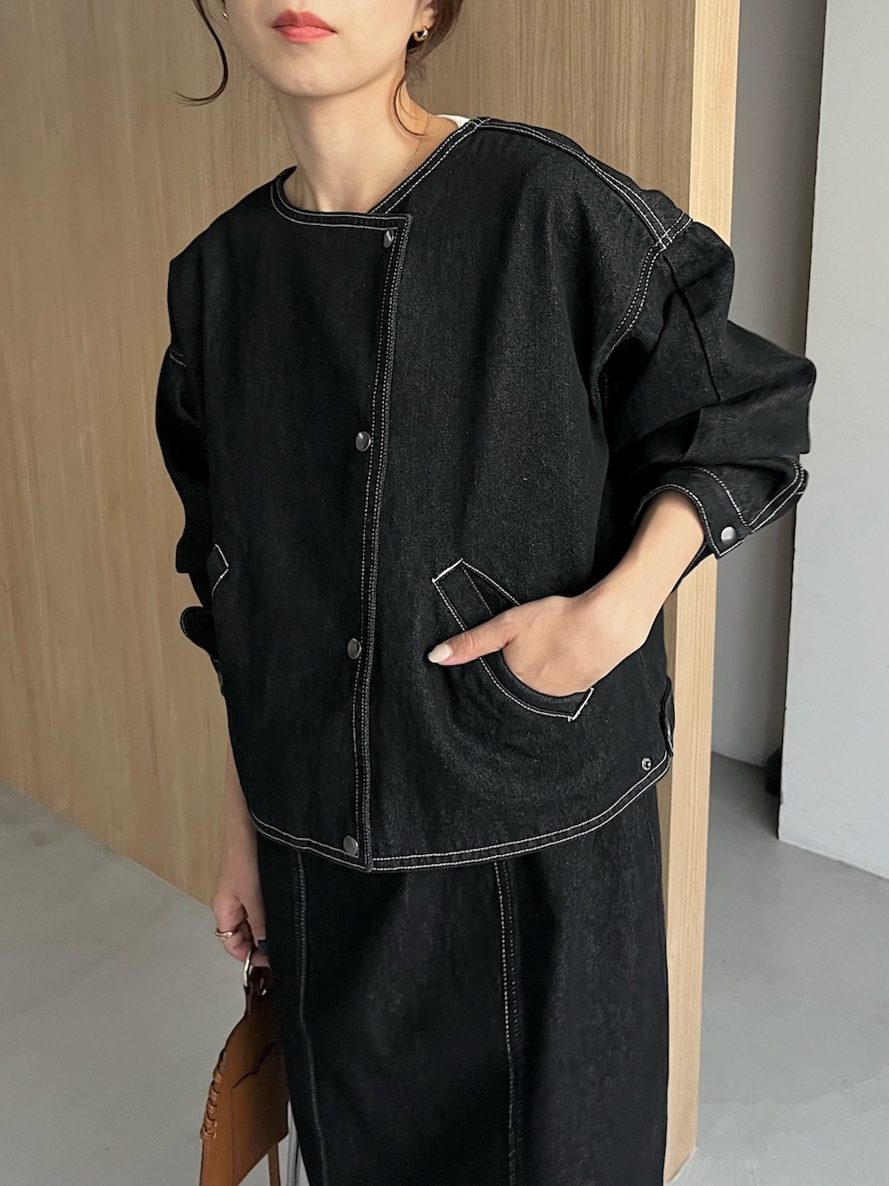 ブラック系のワンピース、ブラック系のデニムジャケット、ホワイト系のニット/セーターを着用したレディースの冬コーディネートの7枚目の写真