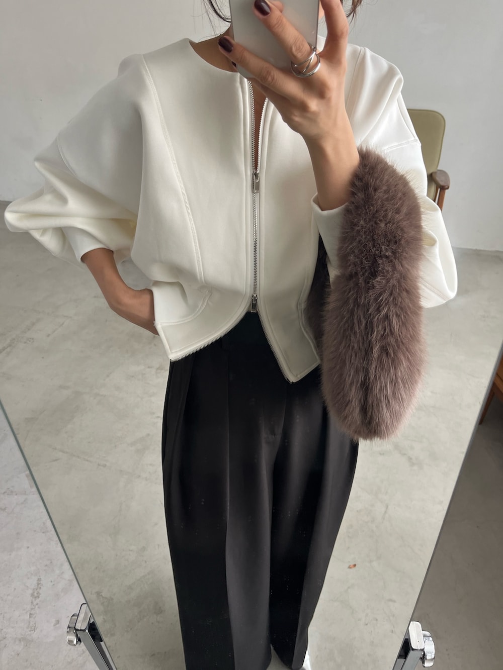 ブラック系のその他パンツ、ブラウン系のハンドバッグ、ホワイト系のTシャツ/カットソーを着用したレディースの秋コーディネートの4枚目の写真