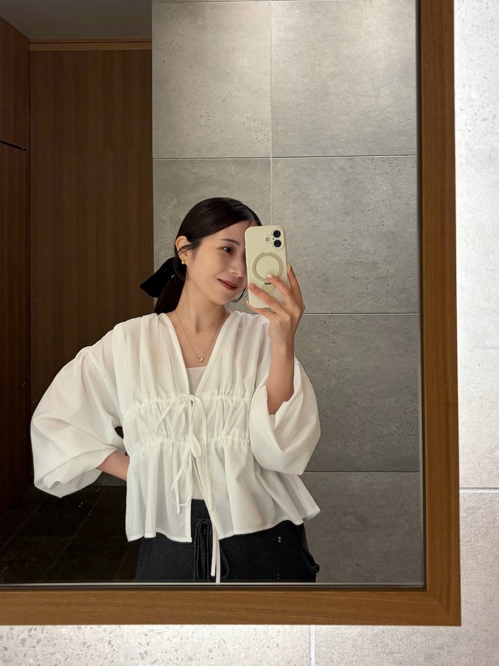 ホワイト系のシャツ/ブラウス、ブラウン系のバッグ、グレー系のパンツを着用したレディースの春コーディネートの4枚目の写真