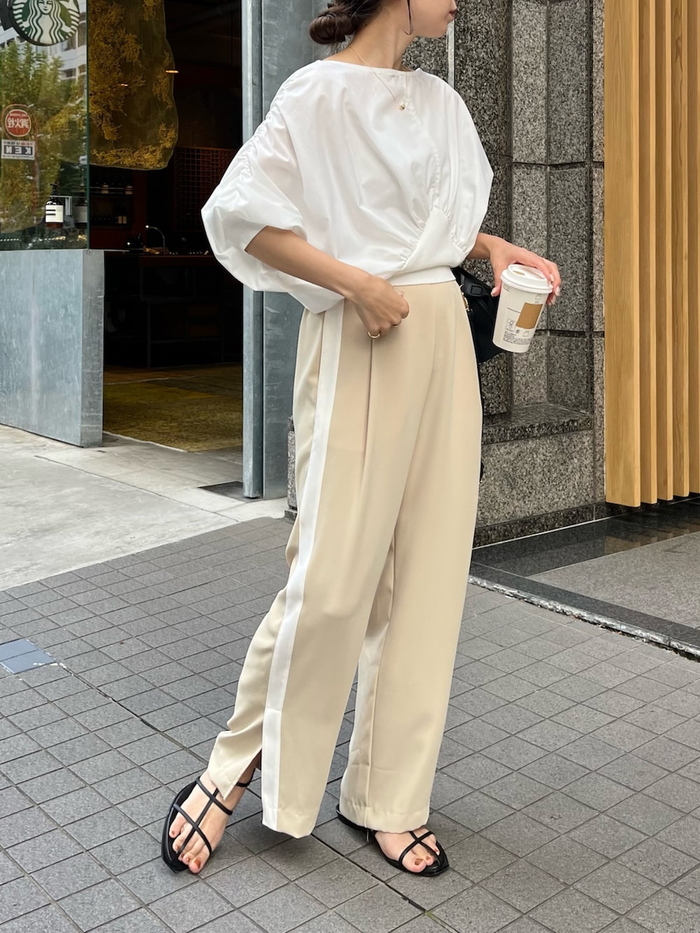 ベージュ系のその他パンツ、ホワイト系のシャツ/ブラウス、ブラック系のその他シューズを着用したレディースの春コーディネートの2枚目の写真