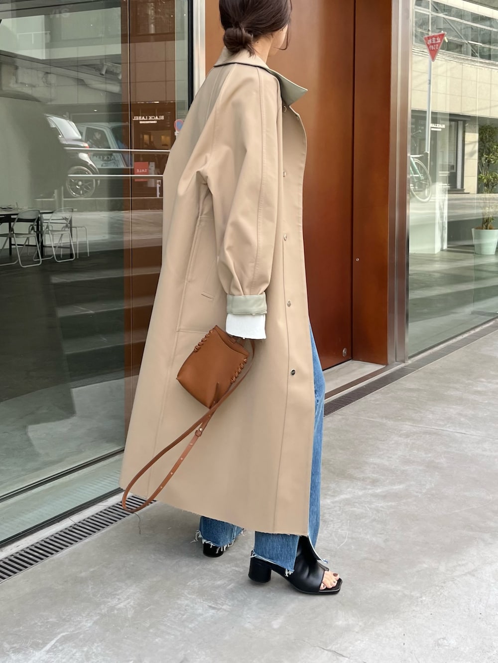 ブルー系のデニムパンツ、グリーン系のその他アウター、ホワイト系のニット/セーターを着用したレディースの冬コーディネートの5枚目の写真