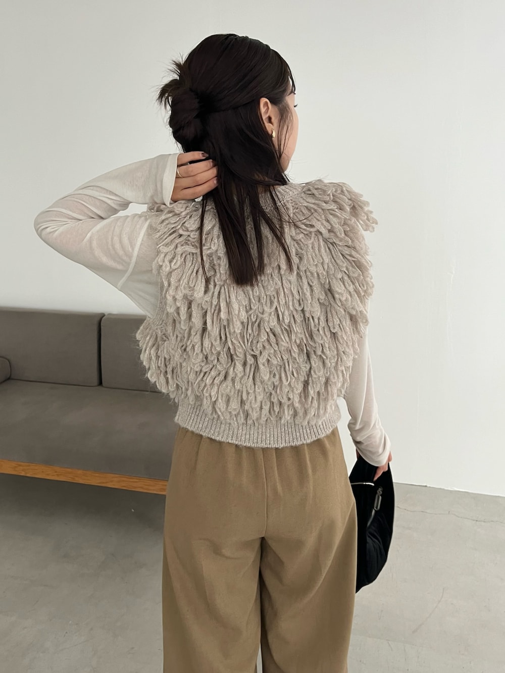 ベージュ系のその他パンツ、ベージュ系のベスト、ホワイト系のTシャツ/カットソーを着用したレディースの冬コーディネートの5枚目の写真