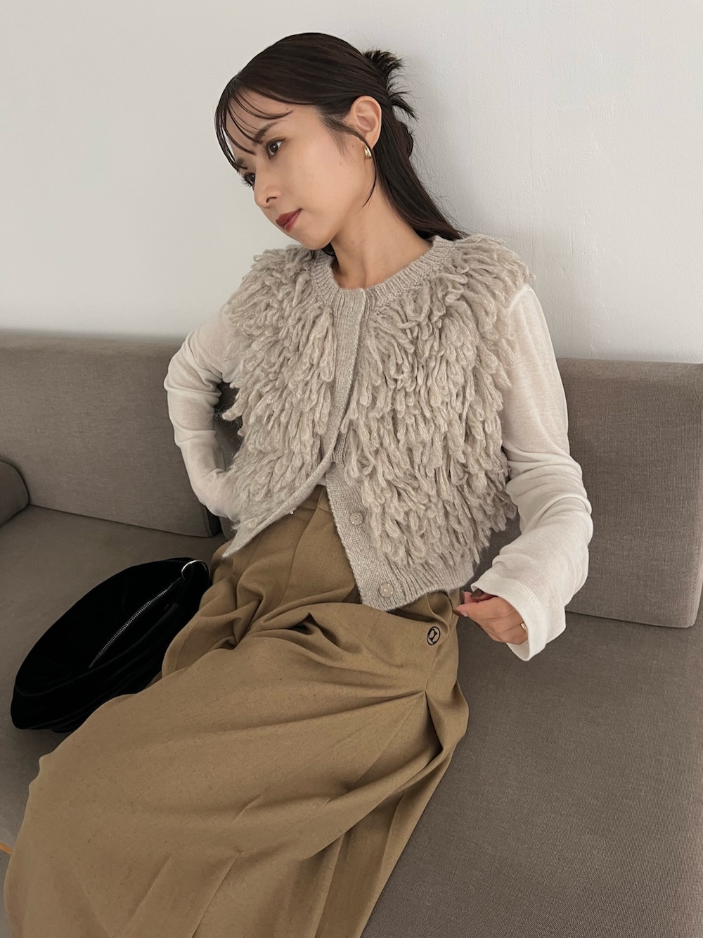 ベージュ系のその他パンツ、ベージュ系のベスト、ホワイト系のTシャツ/カットソーを着用したレディースの冬コーディネートの6枚目の写真