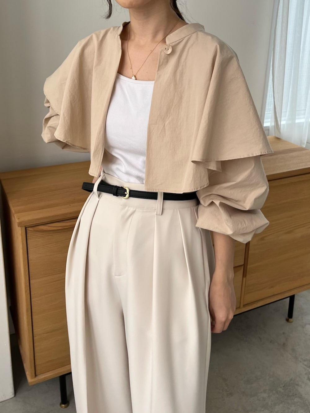 ホワイト系のその他パンツ、ベージュ系のシャツ/ブラウス、ブラック系のサンダルを着用したレディースの春コーディネートの5枚目の写真