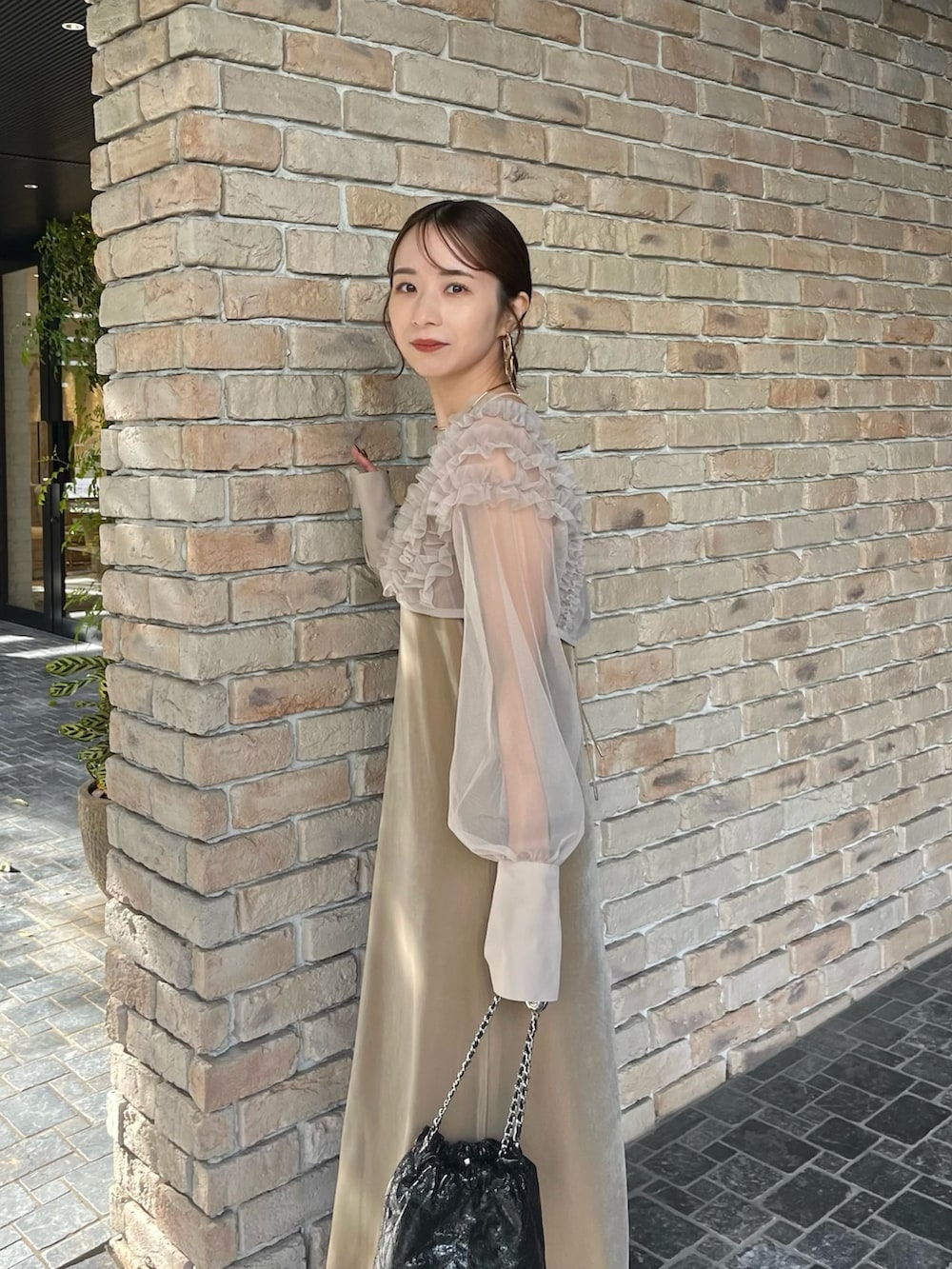「30代コーデ、フリル、ベージュコーデ、オケージョン、オケージョンスタイル、オケージョンワンピース、結婚式、お呼ばれスタイル、ワンピース、ワンピーススタイル、チュール、ベロアワンピース、骨格ウェーブ」｜「CAPRICIEUX LE'MAGEの【オケージョン】【サイズ展開あり】チュールフリルベロアワンピース（ワンピース、ベージュ系）」を使った、shioさん（レディース・156cm）の春コーディネートの4枚目の写真