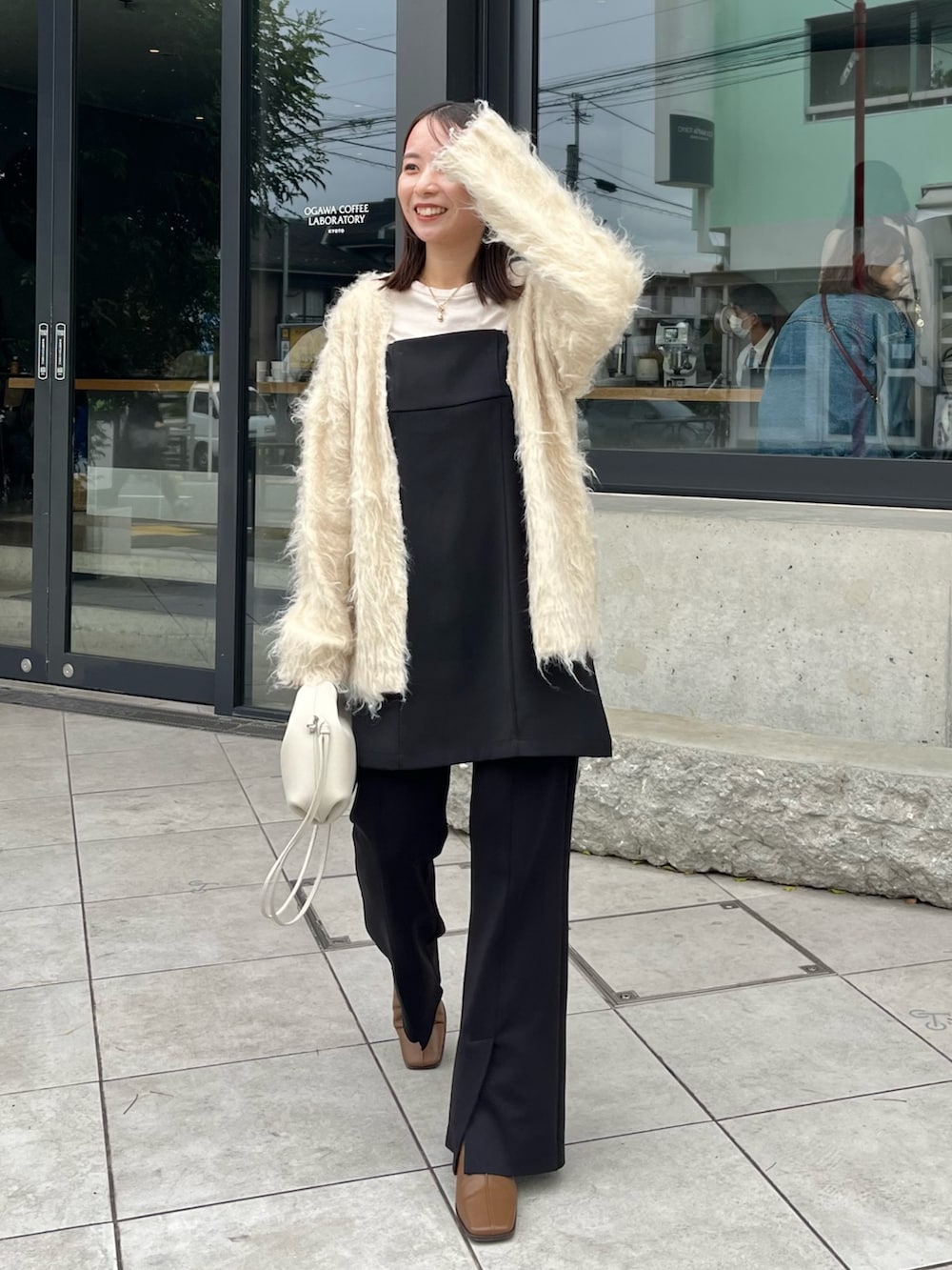 ブラック系のその他パンツ、ブラック系のシャツ/ブラウス、ベージュ系のカーディガン/ボレロを着用したレディースの秋コーディネートの2枚目の写真