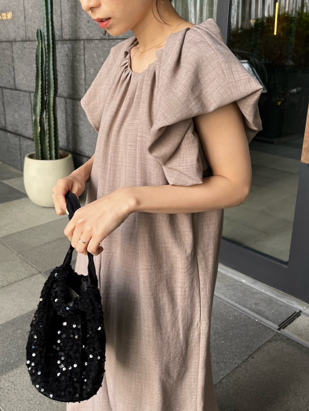 「ハンドバッグ、春夏コーデ、初夏コーデ、ロンパース、パフスリーブ、オケージョン、オケージョンスタイル、お呼ばれスタイル、結婚式、骨格ウェーブ」｜「CAPRICIEUX LE'MAGEの【オケージョンアイテム】パフロンパース（サロペット/オーバーオール、ブラウン系）」を使った、shioさん（レディース・156cm）の春コーディネートの4枚目の写真