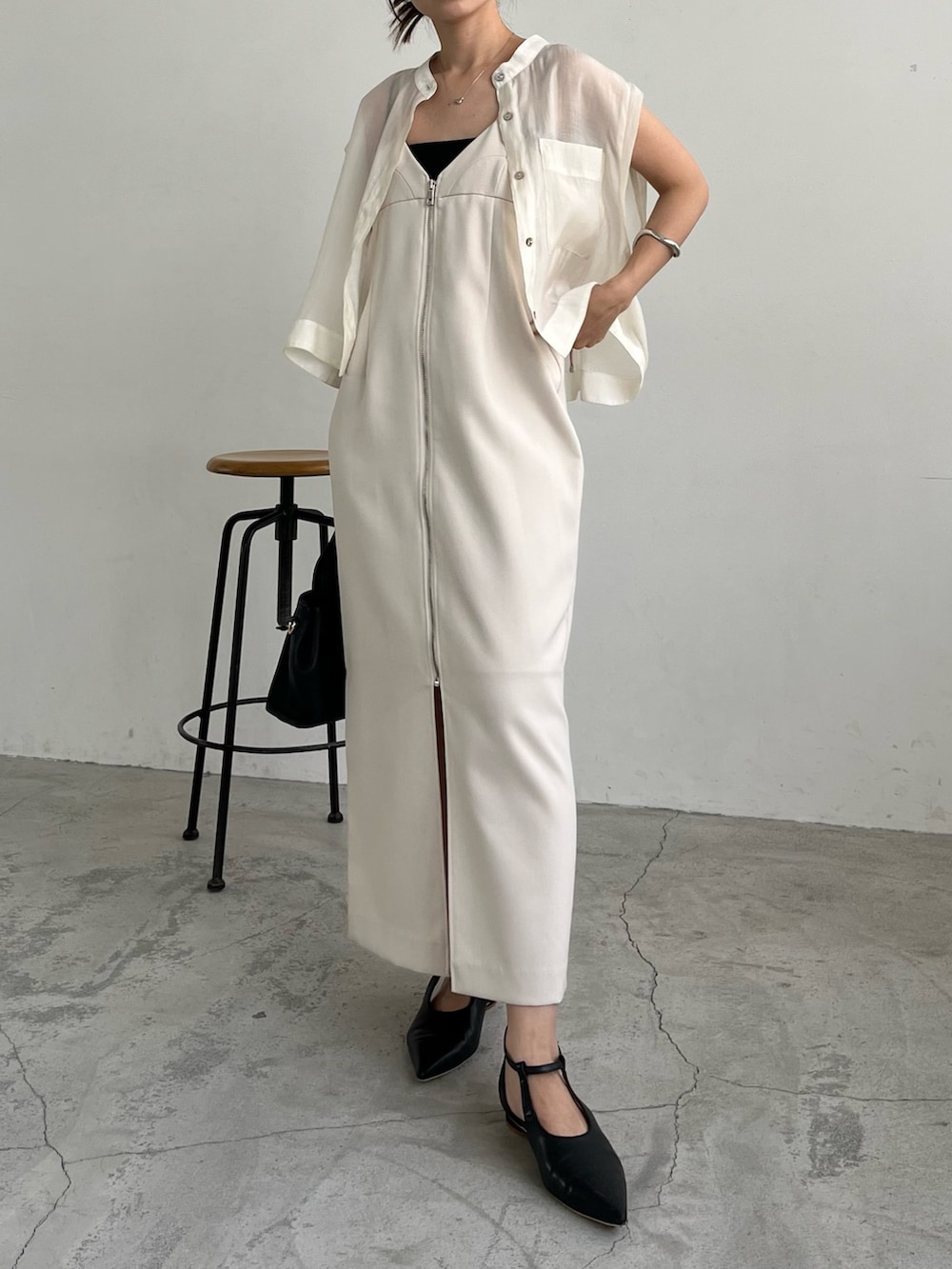 ホワイト系のワンピース、ホワイト系のシャツ/ブラウス、ブラック系のショルダーバッグを着用したレディースの夏コーディネートの2枚目の写真