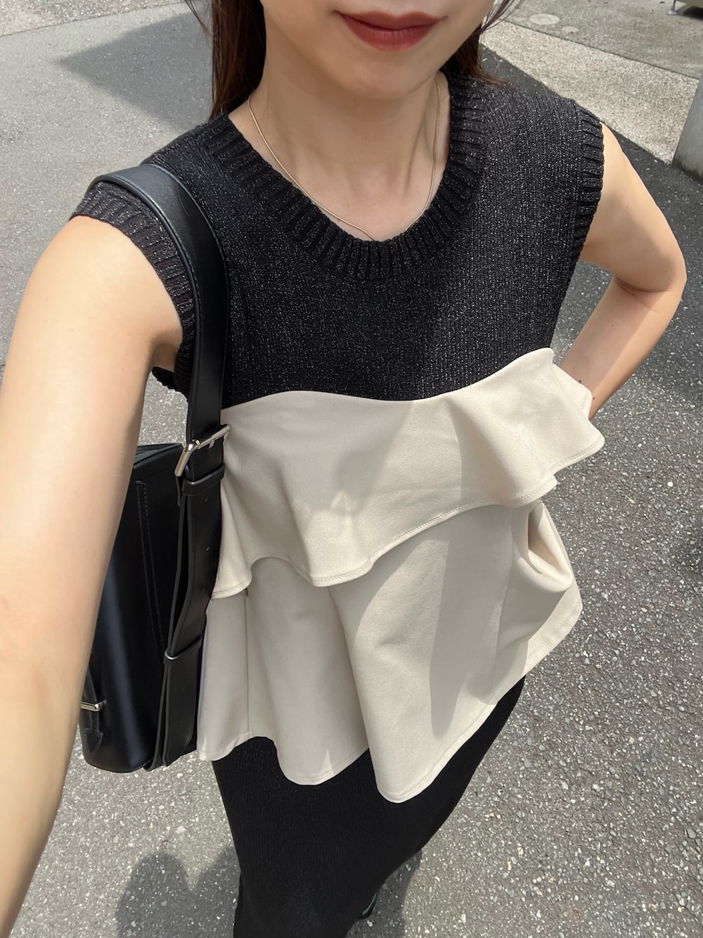 ブラック系のワンピース、ベージュ系のシャツ/ブラウス、ブラック系のショルダーバッグを着用したレディースの夏コーディネートの4枚目の写真