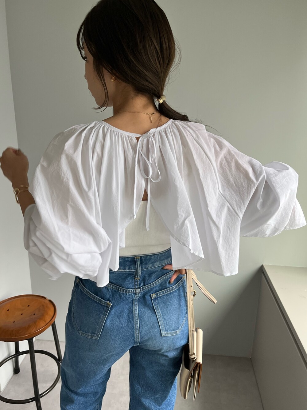 ホワイト系のシャツ/ブラウス、ホワイト系のキャミソール、ブラック系のその他シューズを着用したレディースの夏コーディネートの5枚目の写真