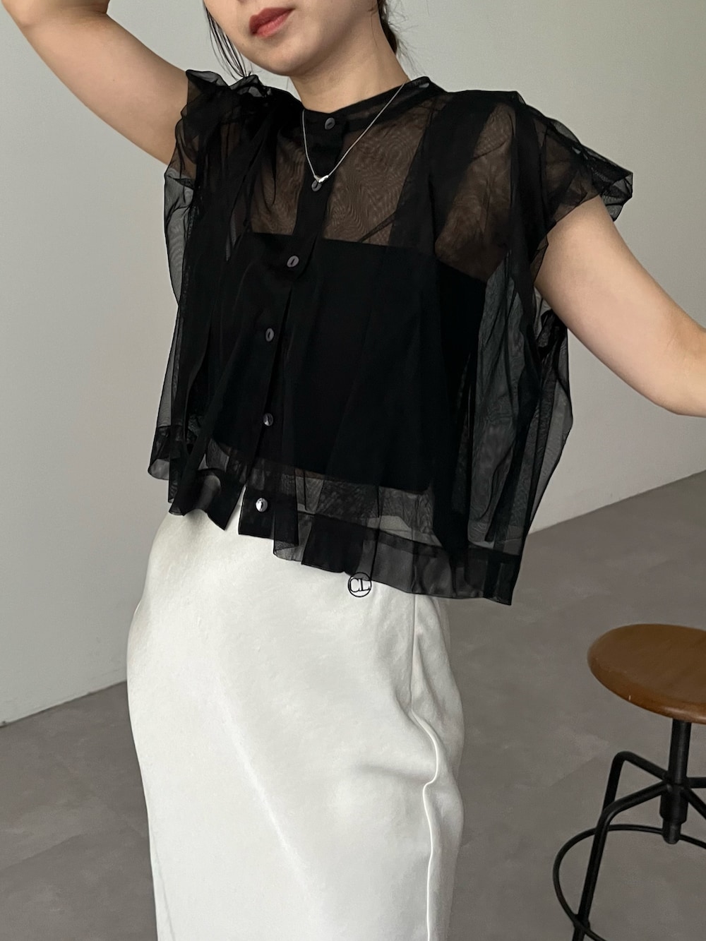 ホワイト系のスカート、ブラック系のシャツ/ブラウス、ブラック系のショルダーバッグを着用したレディースの夏コーディネートの5枚目の写真