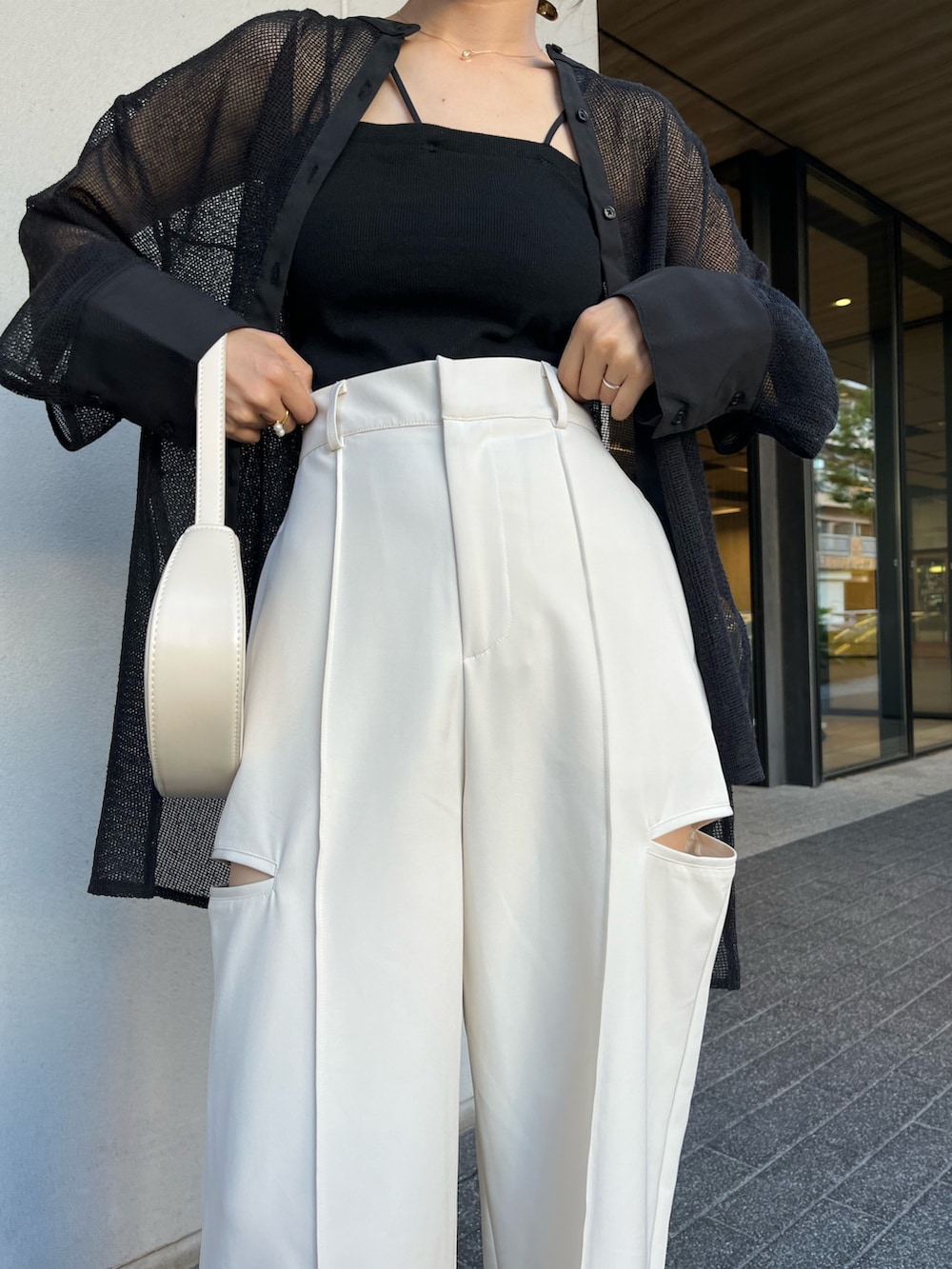 ホワイト系のその他パンツ、ブラック系のシャツ/ブラウス、ブラック系のその他シューズを着用したレディースの夏コーディネートの6枚目の写真