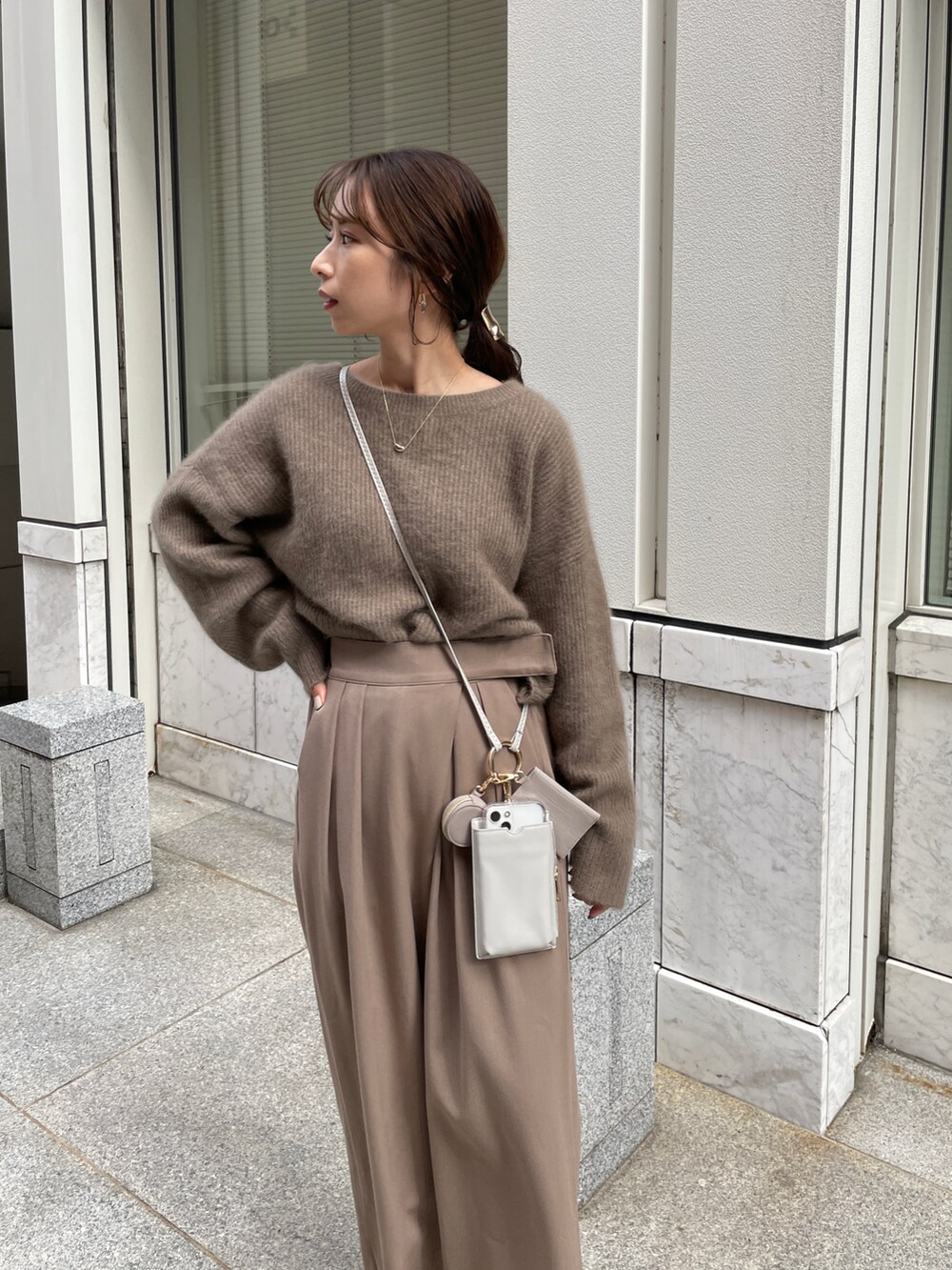 「秋冬コーデ、ゆったりコーデ、パンツスタイル、ブラウンコーデ、ニット、ショート丈トップス、ラクーンニット、ワイドパンツ、アシメ、ワントーンコーデ、ベージュコーデ、淡色コーデ、ベージュ」｜「CAPRICIEUX LE'MAGEのラクーンウールショートプルオーバー（ニット/セーター、ブラウン系）」を使った、shioさん（レディース・156cm）の秋コーディネートの3枚目の写真