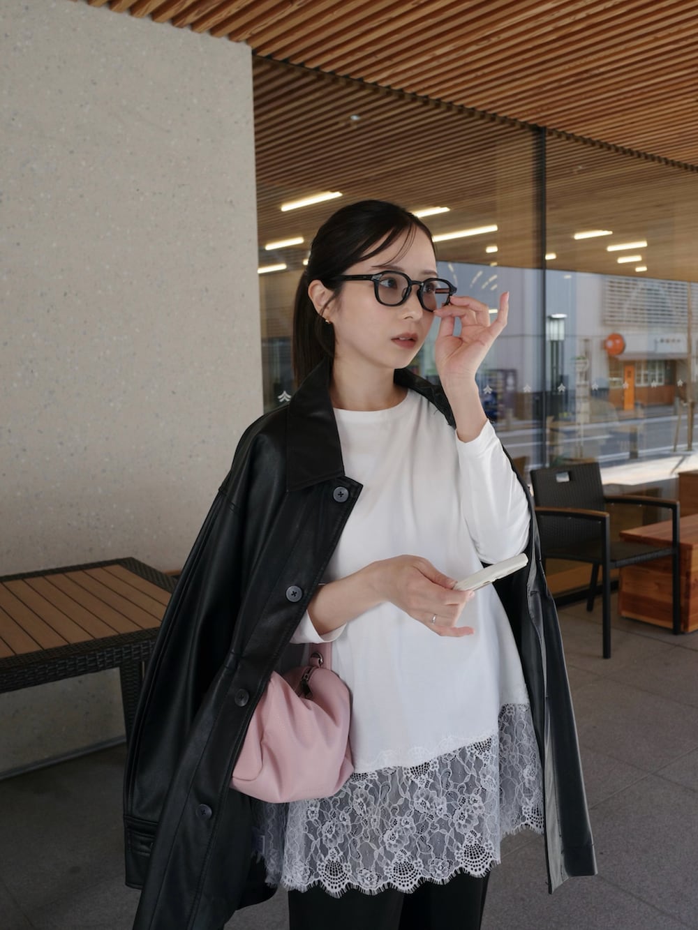 ホワイト系のTシャツ/カットソー、ピンク系のハンドバッグ、ブラック系のその他パンツを着用したレディースの春コーディネートの3枚目の写真