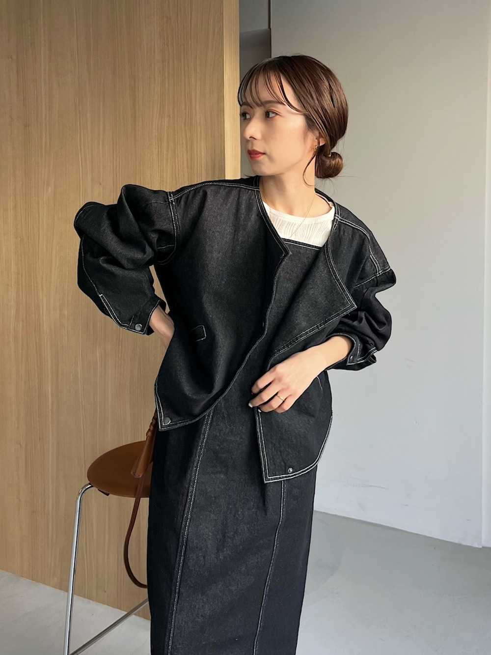 ブラック系のワンピース、ブラック系のデニムジャケット、ホワイト系のニット/セーターを着用したレディースの冬コーディネートの3枚目の写真