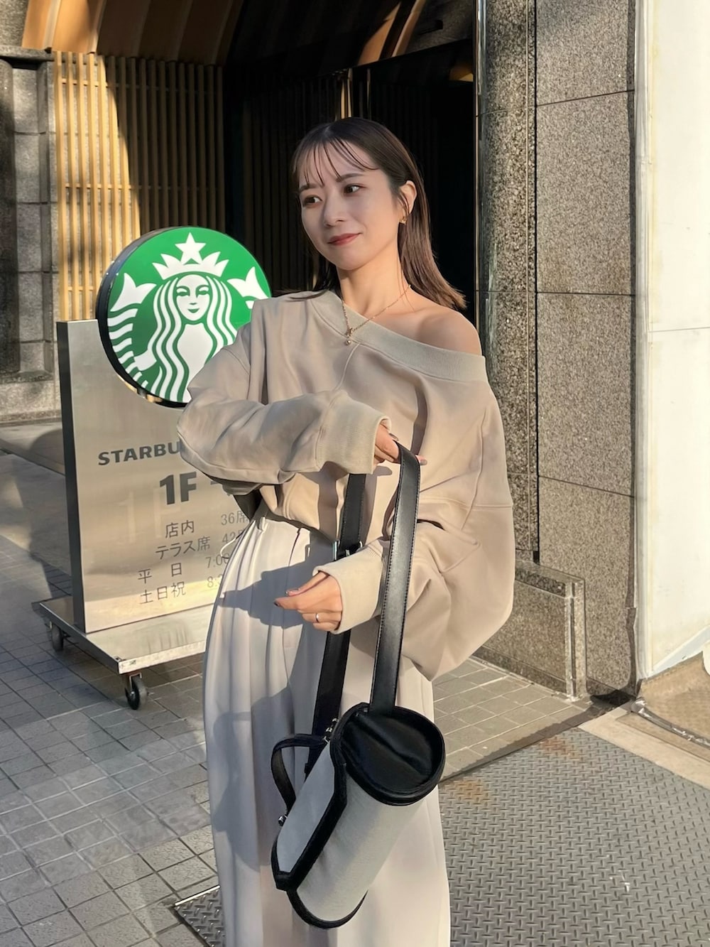 「Coming soon...、スウェット、パンツスタイル、ワイドパンツ、ボートネック、ワントーンコーデ、大人カジュアル、骨格ウェーブ、春コーデ」｜「CAPRICIEUX LE'MAGEの2タックワイドパンツ（その他パンツ、ホワイト系）」を使った、shioさん（レディース・156cm）の冬コーディネートの2枚目の写真