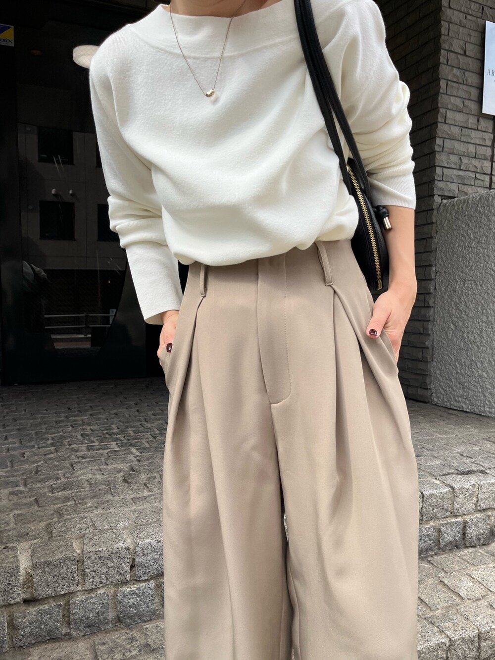 ベージュ系のその他パンツ、ホワイト系のニット/セーター、ブラック系のパンプスを着用したレディースの秋コーディネートの5枚目の写真