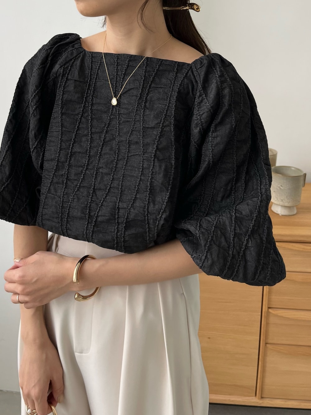 「春夏コーデ、モノトーン、パンツコーデ、ワイドパンツ、ブラウス、パフスリーブ、デニム、骨格ウェーブ」｜「CAPRICIEUX LE'MAGEの2タックワイドパンツ（その他パンツ、ホワイト系）」を使った、shioさん（レディース・156cm）の春コーディネートの5枚目の写真