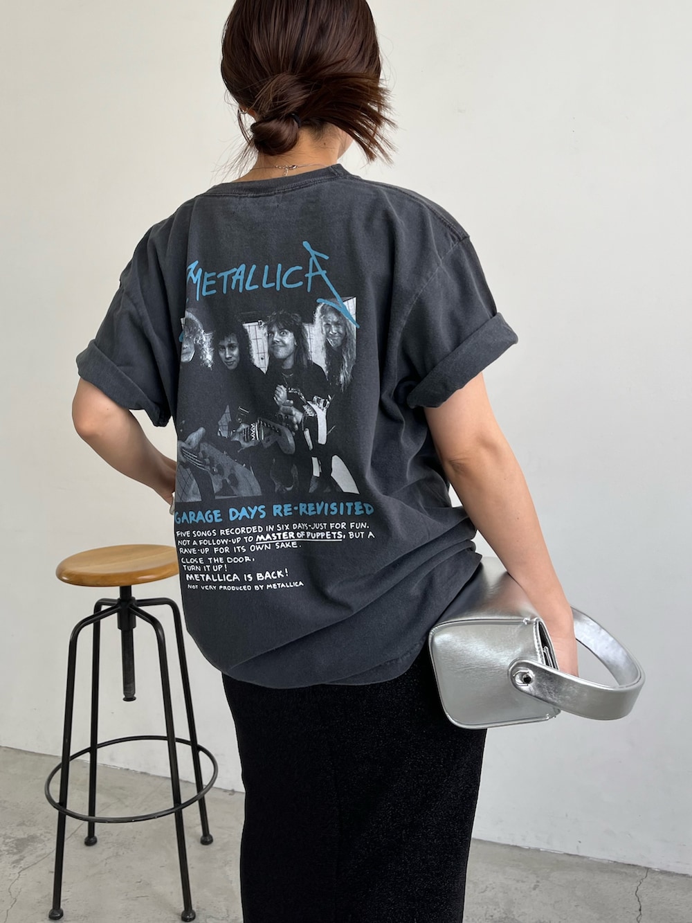 ブラック系のスカート、シルバー系のショルダーバッグ、ブラック系のサンダルを着用したレディースの夏コーディネートの3枚目の写真