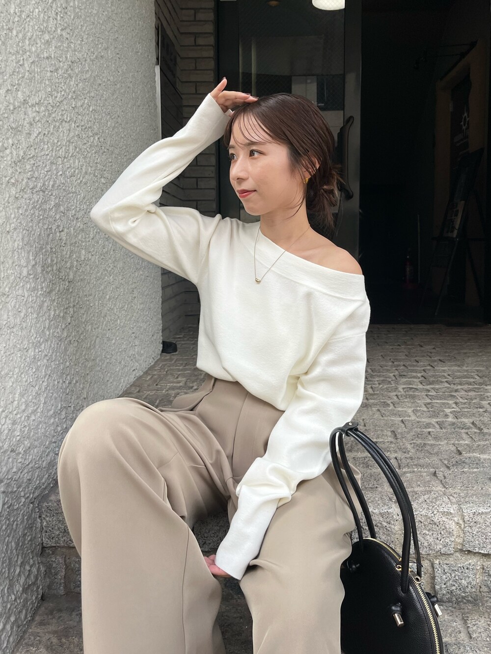 ベージュ系のその他パンツ、ホワイト系のニット/セーター、ブラック系のパンプスを着用したレディースの秋コーディネートの3枚目の写真
