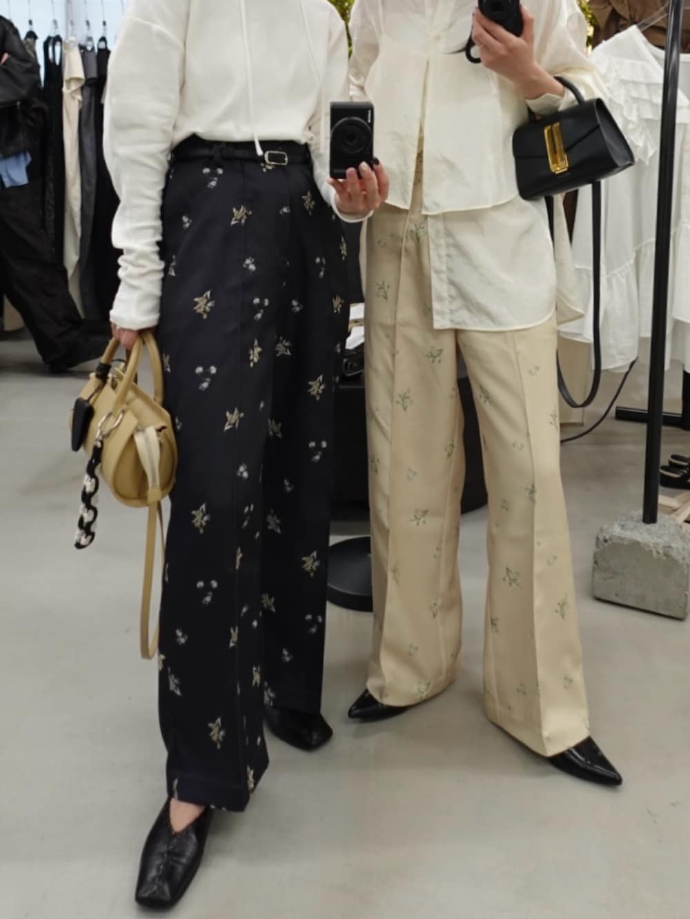 ブラック系のバレエシューズ、ホワイト系のTシャツ/カットソー、ブラック系のスラックスを着用したレディースの春コーディネートの5枚目の写真