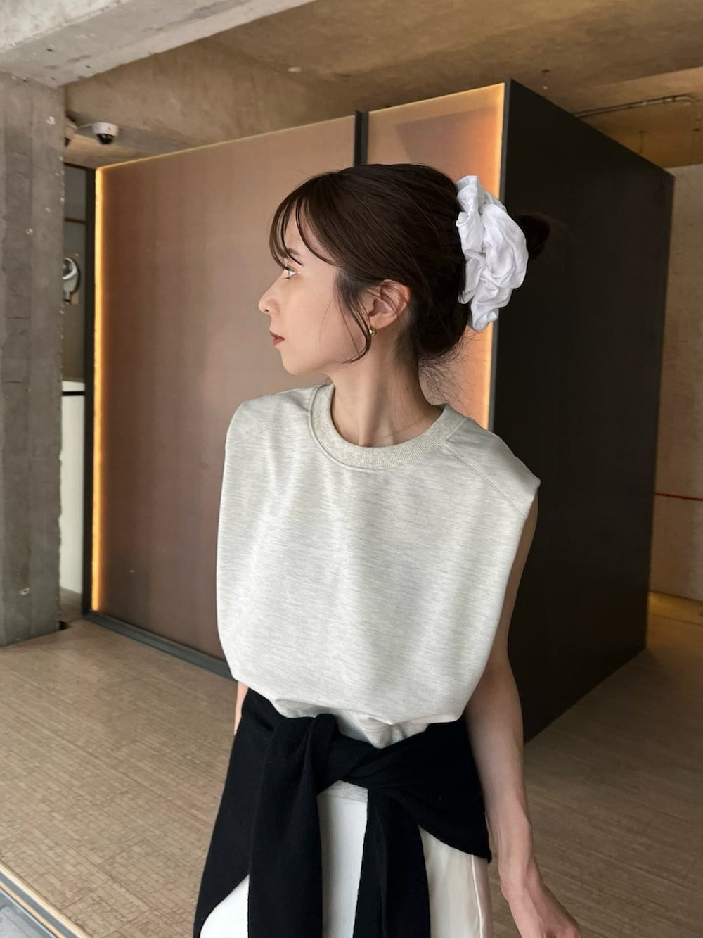 「モノトーン、夏服コーデ、Tシャツコーデ、スカートスタイル、サテンスカート、ホワイトコーデ、シュシュ、ヘアアレンジ、骨格ウェーブ」｜「JIL SANDERのBALLERINA（バレエシューズ、ブラック系）」を使った、shioさん（骨格ウェーブ・レディース・156cm）の春コーディネートの4枚目の写真