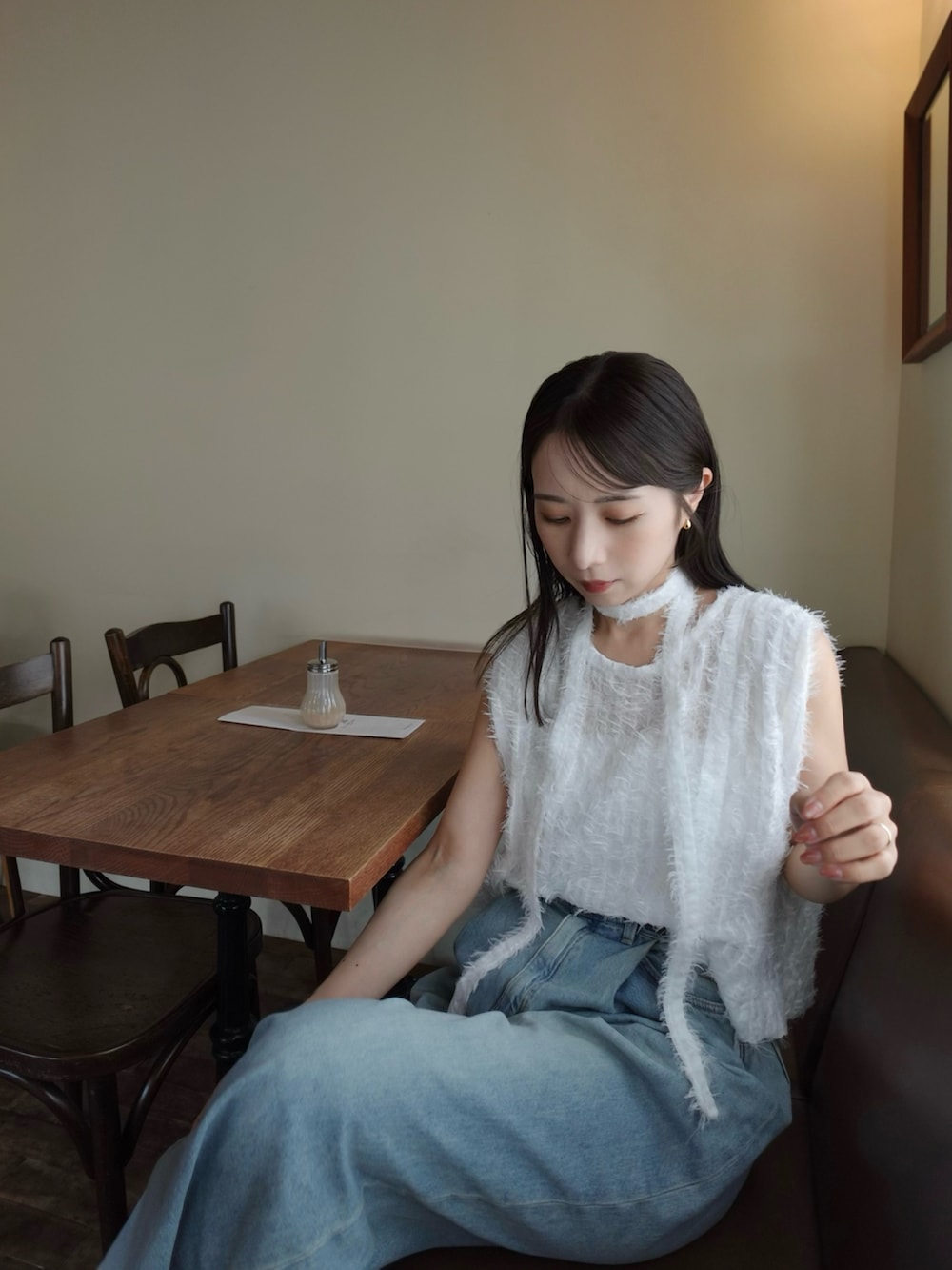 「お出かけコーデ、デニムコーデ、夏コーデ、デニム、ホワイト、チョーカー、骨格ウェーブ、ブルーデニム、フリンジ」｜「CAPRICIEUX LE'MAGEのTストラップフラットサンダル（サンダル、ブラック系）」を使った、shioさん（骨格ウェーブ・レディース・156cm）の夏コーディネートの3枚目の写真