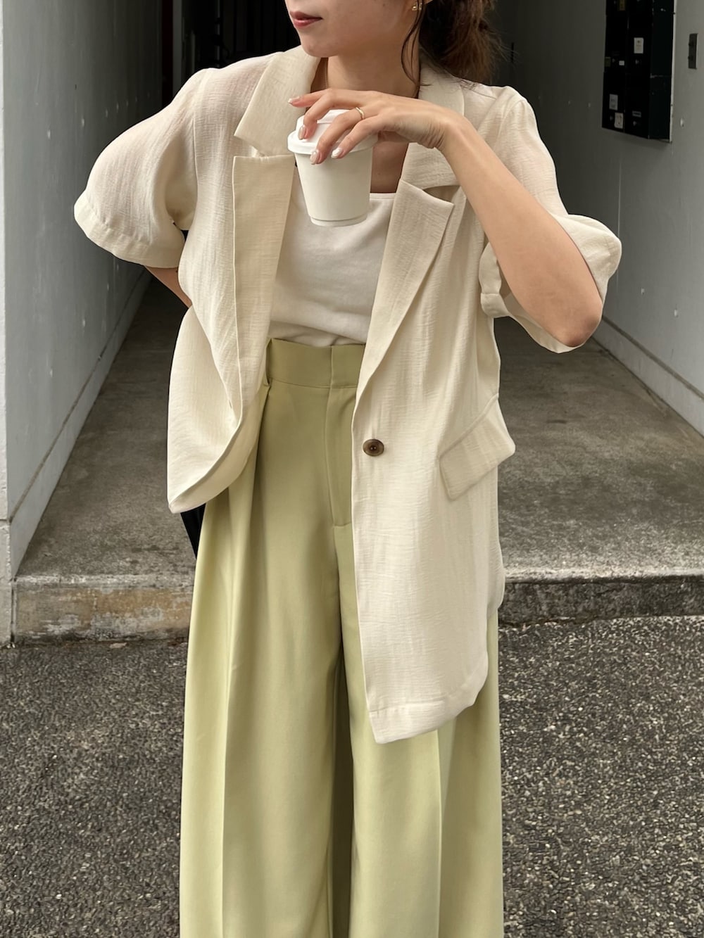 グリーン系のその他パンツ、ホワイト系のテーラードジャケット、ホワイト系のキャミソールを着用したレディースの夏コーディネートの4枚目の写真