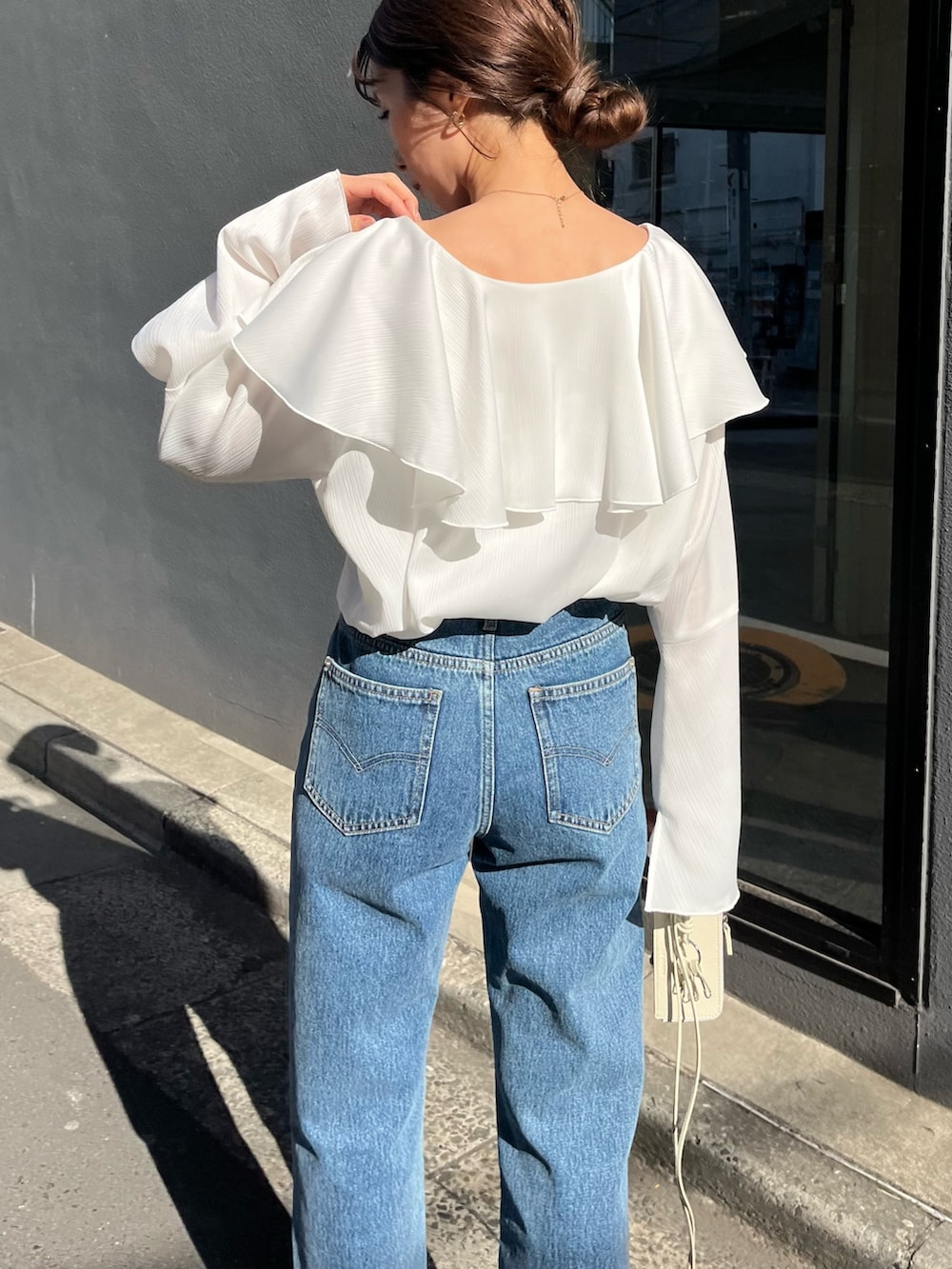 「シャツスタイル、春服みてみて、春コーデ、春、デニムコーデ、大人コーデ、大人カジュアル、デニムパンツ、デニム、ブラウス、フレアスリーブ、フリル、骨格ウェーブ」｜「CAPRICIEUX LE'MAGEの裾スリットスリムストレートデニム（デニムパンツ、ブルー系）」を使った、shioさん（レディース・156cm）の春コーディネートの7枚目の写真
