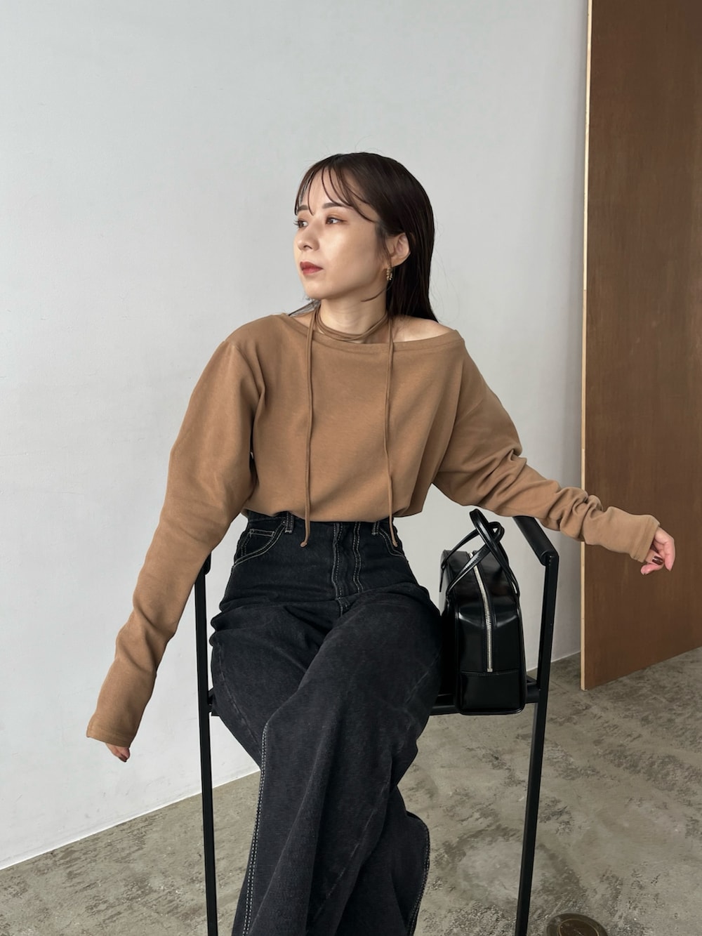 「おしゃ見えテクニック、秋コーデ、お出かけコーデ、秋服、パンツスタイル、秋カラー、ボートネック、ワンショルダー、ロンT、デニム、デニムパンツ、ストレートデニム、チョーカー、骨格ウェーブ」｜「CAPRICIEUX LE'MAGEの13ozハイウエストストレートデニム（デニムパンツ、ブラック系）」を使った、shioさん（レディース・156cm）の秋コーディネートの5枚目の写真