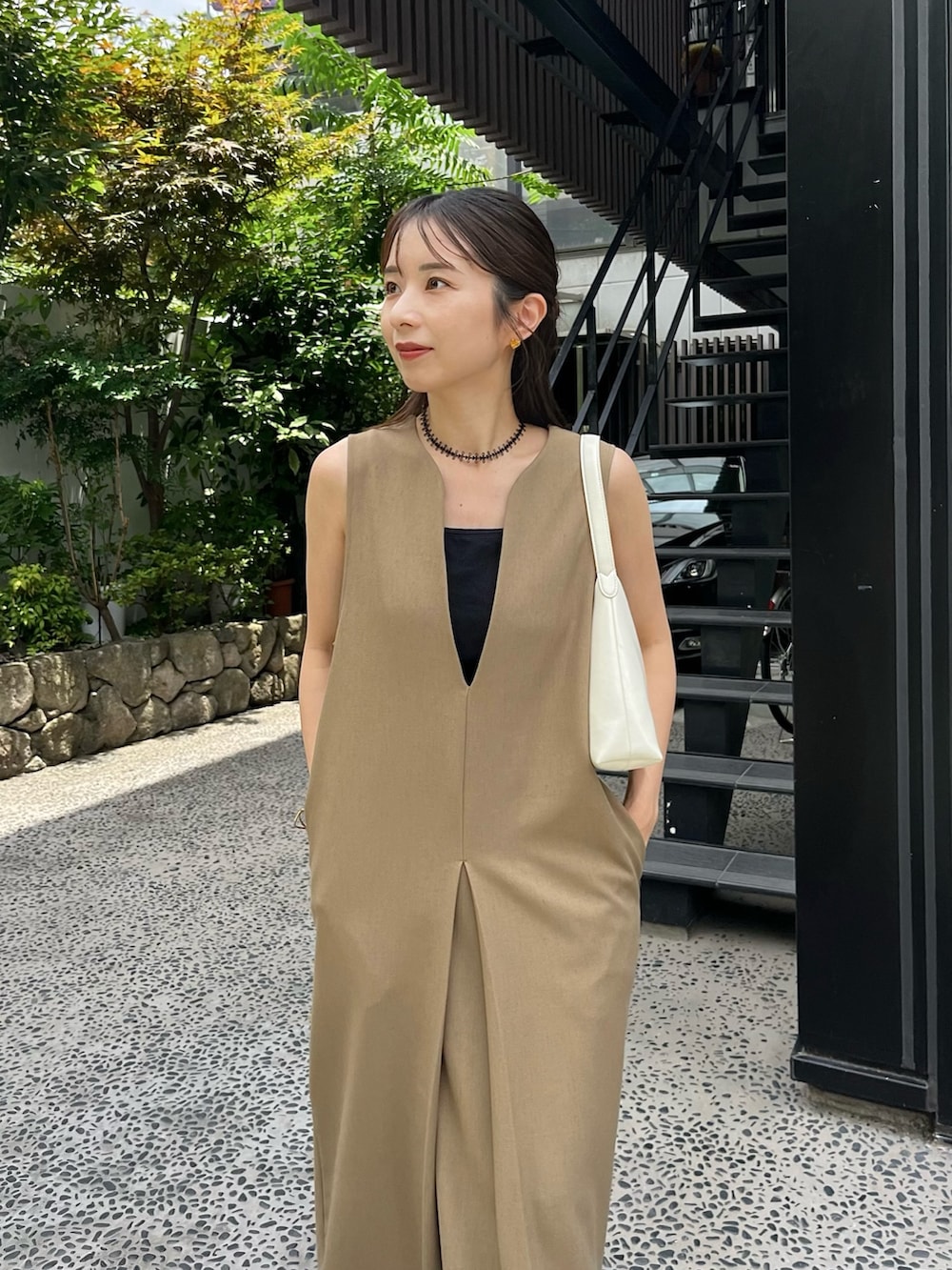 ベージュ系のワンピース、ブラック系のキャミソール、ブラック系のその他シューズを着用したレディースの夏コーディネートの3枚目の写真