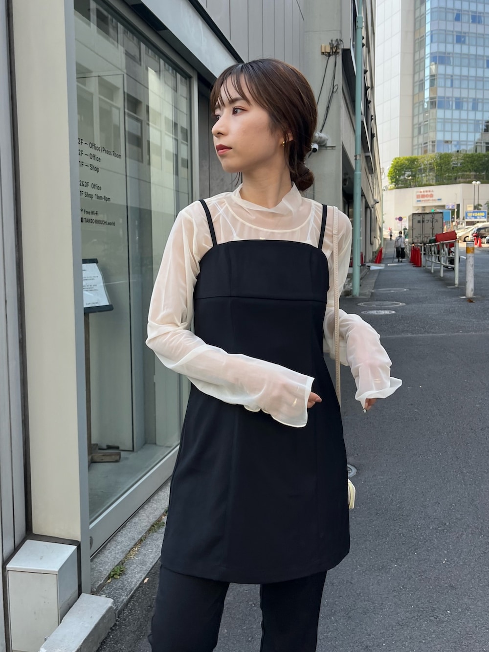 ブラック系のシャツ/ブラウス、ホワイト系のその他パンツ、ホワイト系のその他シューズを着用したレディースの夏コーディネートの4枚目の写真