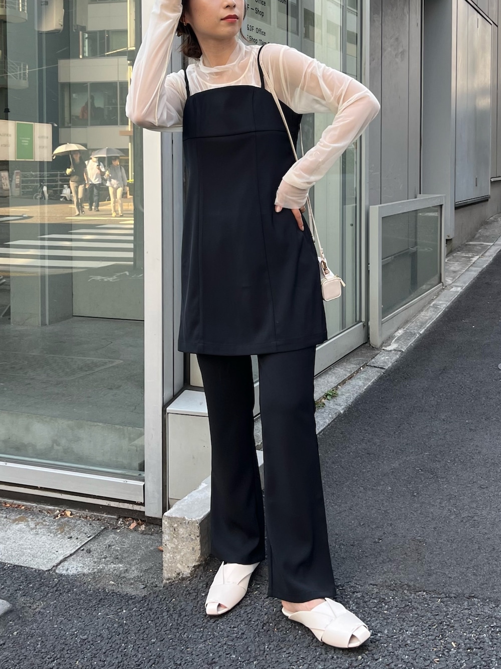 ブラック系のシャツ/ブラウス、ホワイト系のその他パンツ、ホワイト系のその他シューズを着用したレディースの夏コーディネートの3枚目の写真