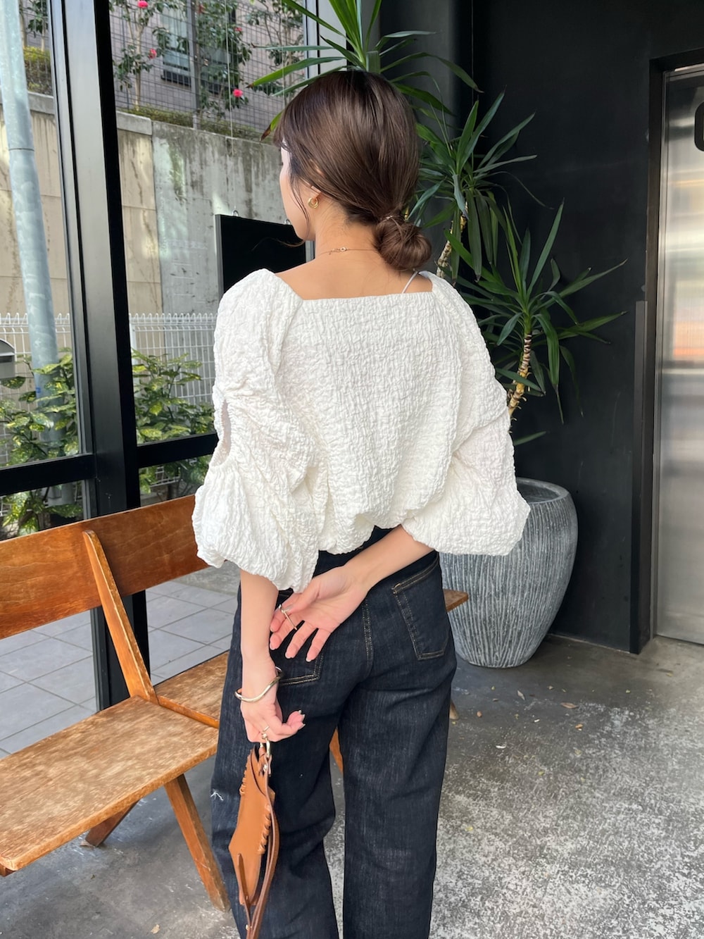 ブラック系のサンダル、ホワイト系のシャツ/ブラウス、ブルー系のデニムパンツを着用したレディースの春コーディネートの5枚目の写真