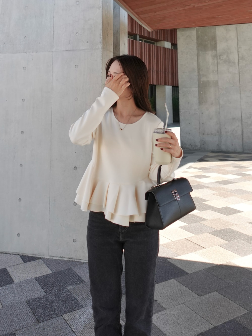 ホワイト系のTシャツ/カットソー、ブラック系のデニムパンツ、ブラック系のバレエシューズを着用したレディースの秋コーディネートの3枚目の写真