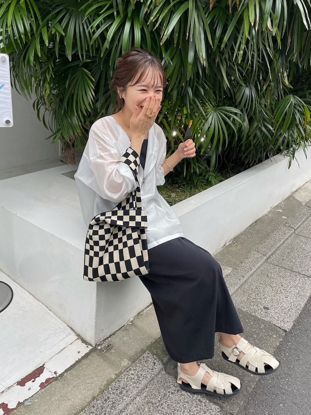 「キャミワンピ、シャツスタイル、グルカサンダル、夏コーデ、ロングワンピース、ブラック、骨格ウェーブ、ワンピース、レイヤードスタイル、ハーフジップ、モノトーン、モノトーンコーデ、チェック」｜「CAPRICIEUX LE'MAGEのシアーハーフジップシャツ（シャツ/ブラウス、ホワイト系）」を使った、shioさん（レディース・156cm）の夏コーディネートの5枚目の写真