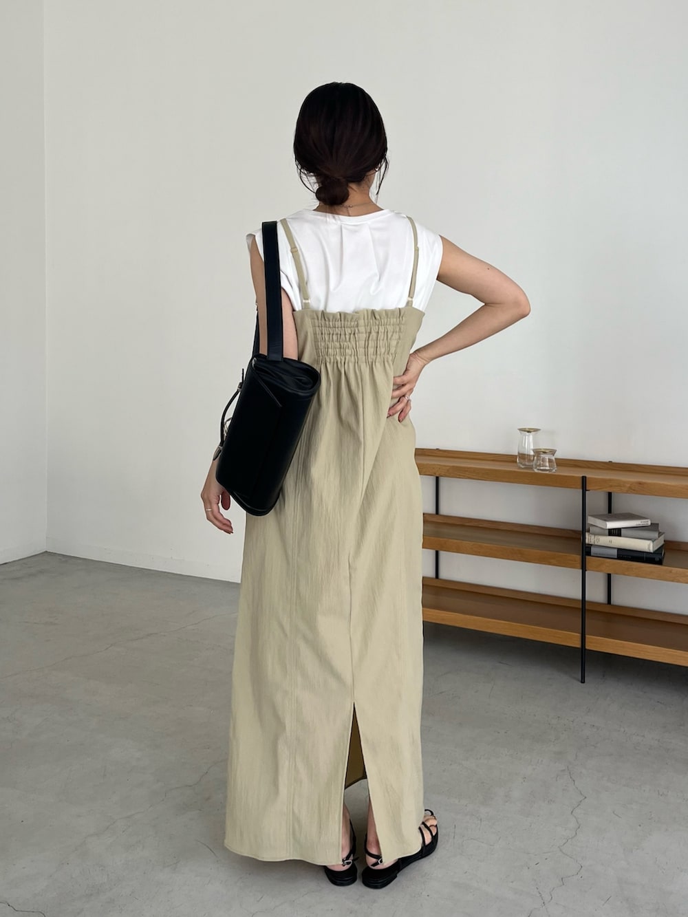 「お出かけコーデ、レイヤードスタイル、淡色コーデ、春夏コーデ、ワンピース、ロングワンピース、キャミワンピ、キャミワンピース、ノースリーブ、大人カジュアル、骨格ウェーブ」｜「CAPRICIEUX LE'MAGEのビスチェ風ドレープキャミワンピース（ワンピース、ベージュ系）」を使った、shioさん（レディース・156cm）の春コーディネートの3枚目の写真
