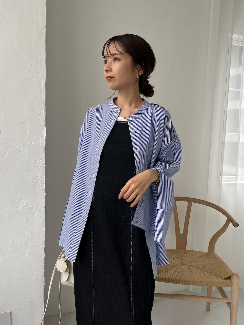 ブルー系のシャツ/ブラウス、ブラック系のワンピース、ブラック系のサンダルを着用したレディースの春コーディネートの4枚目の写真