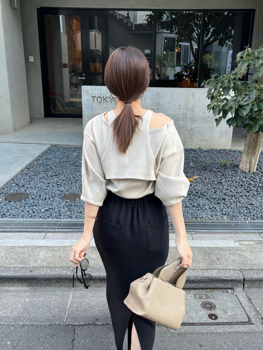 「お出かけコーデ、レイヤードスタイル、ビスチェ、春夏コーデ、大人コーデ、スカートスタイル、タイトスカート、骨格ウェーブ、セットアイテム、ボートネック」｜「CAPRICIEUX LE'MAGEのマキシIラインスカート（スカート、ブラック系）」を使った、shioさん（レディース・156cm）の春コーディネートの4枚目の写真