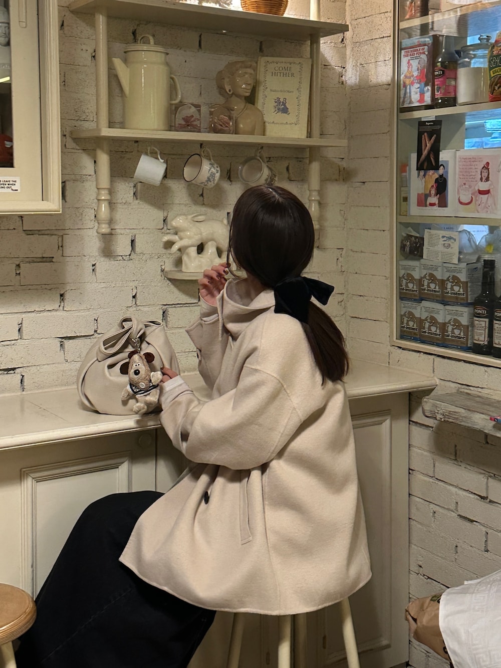 「冬コーデ、きれいめカジュアル、スニーカー、お出かけコーデ、冬アウター、デニム、スカートスタイル、旅行コーデ、ミドルコート、スタンドカラー、デニムスカート、骨格ウェーブ」｜「CAPRICIEUX LE'MAGEの【セットアップ対応】デニムマキシスカート（デニムスカート、ブラック系）」を使った、shioさん（レディース・156cm）の秋コーディネートの4枚目の写真