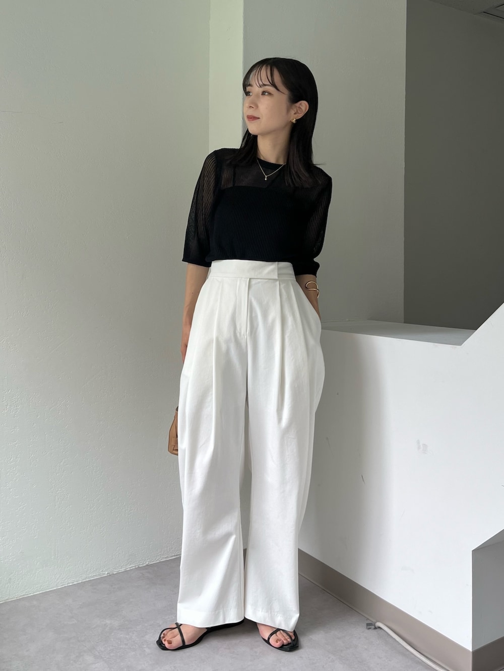 ホワイト系のその他パンツ、ブラック系のニット/セーター、ブラック系のタンクトップを着用したレディースの夏コーディネートの2枚目の写真