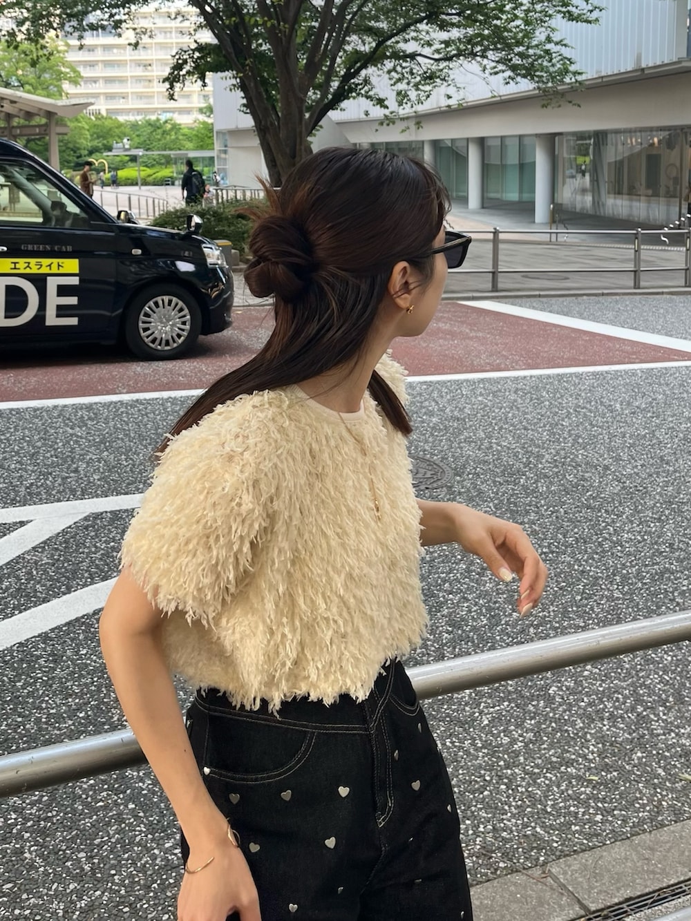 ブラック系のデニムパンツ、ホワイト系のTシャツ/カットソー、ブラック系のバレエシューズを着用したレディースの夏コーディネートの4枚目の写真