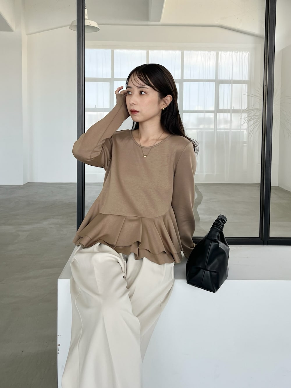 ベージュ系のTシャツ/カットソー、ホワイト系のその他パンツ、ブラック系のバレエシューズを着用したレディースの秋コーディネートの3枚目の写真