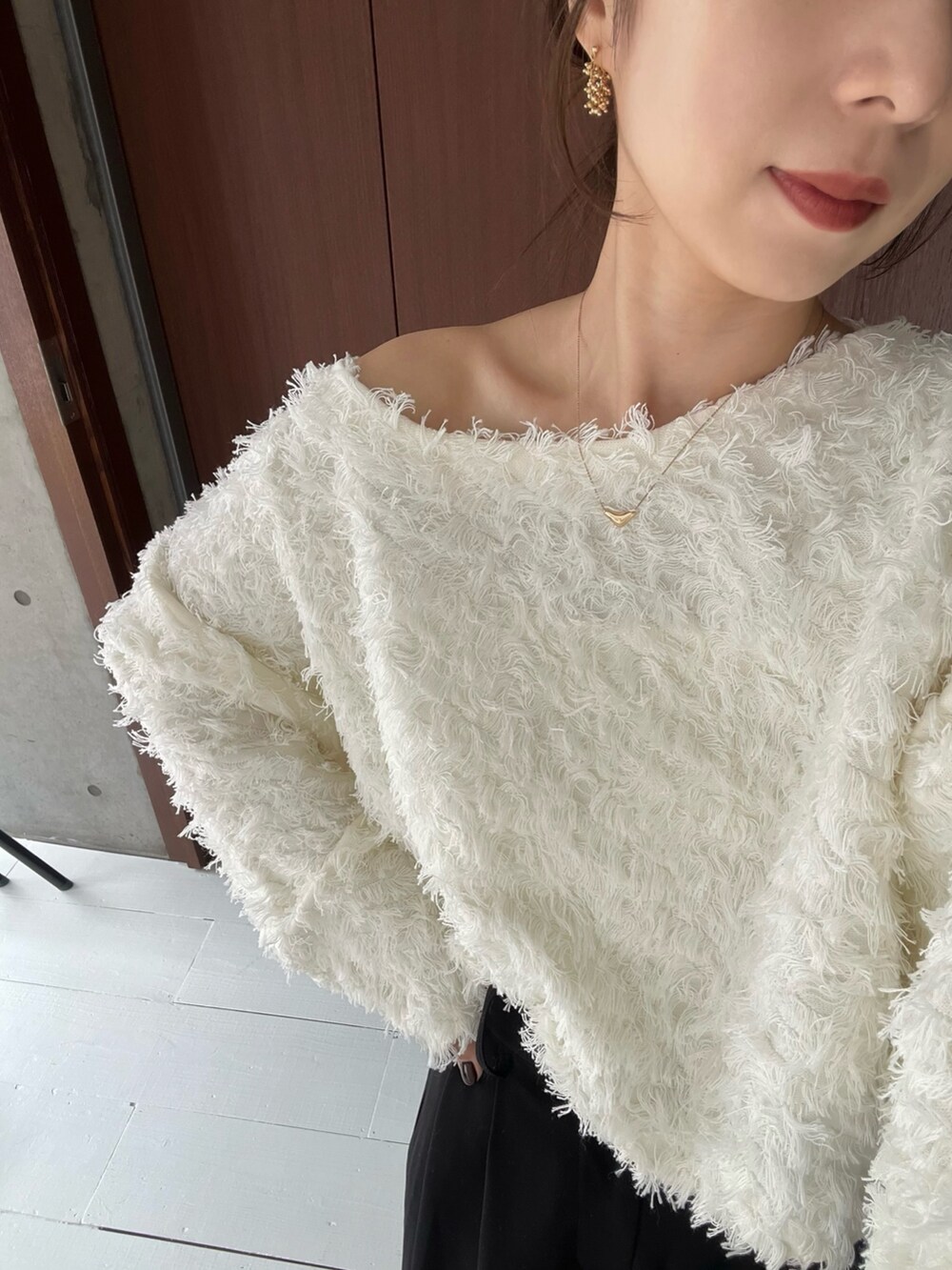 ブラック系のその他パンツ、ブラウン系のハンドバッグ、ホワイト系のニット/セーターを着用したレディースの秋コーディネートの4枚目の写真