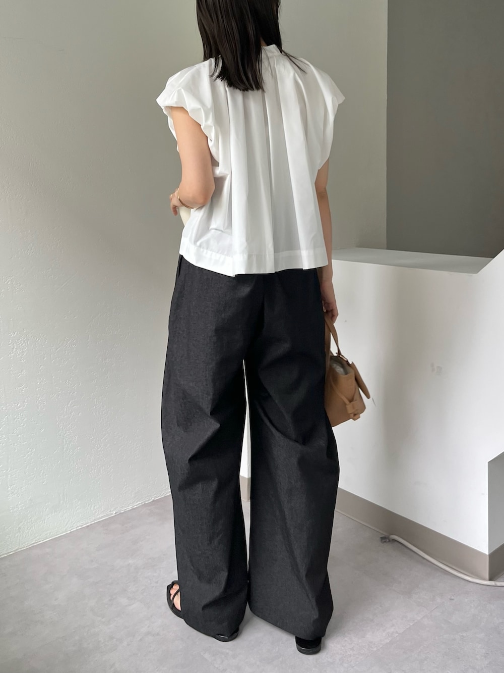 ホワイト系のシャツ/ブラウス、ブラック系のその他パンツ、ブラック系のその他シューズを着用したレディースの夏コーディネートの5枚目の写真
