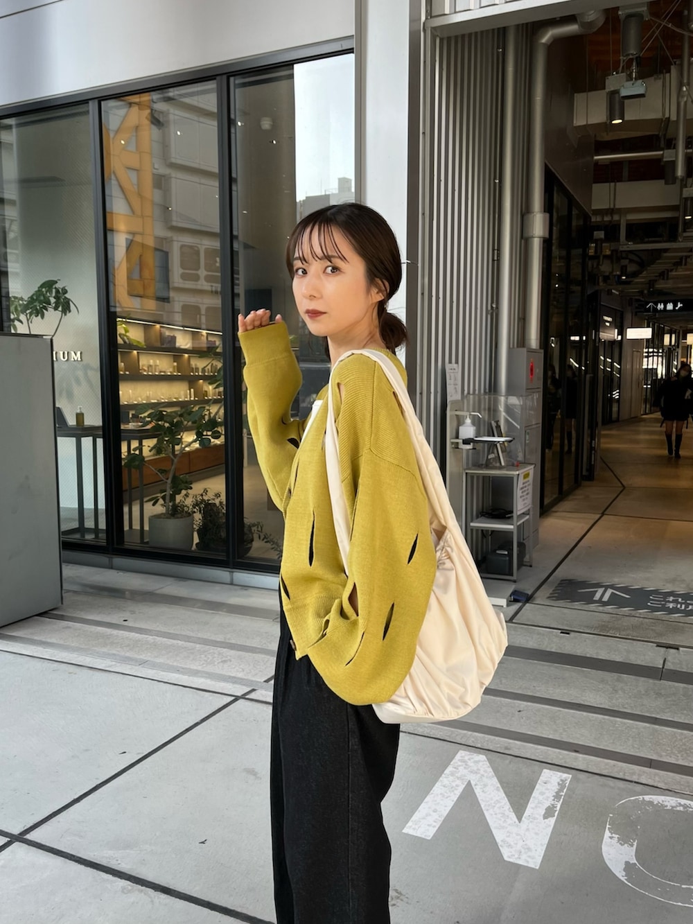 グリーン系のカーディガン/ボレロ、ブラック系のその他パンツ、ブラック系のサンダルを着用したレディースの冬コーディネートの2枚目の写真