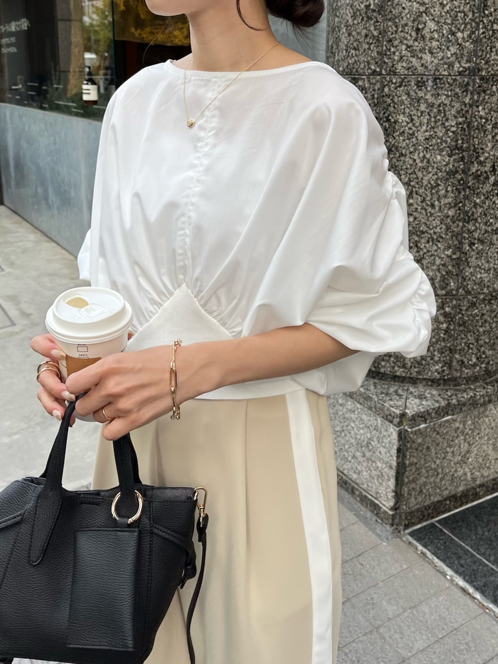 ベージュ系のその他パンツ、ホワイト系のシャツ/ブラウス、ブラック系のその他シューズを着用したレディースの春コーディネートの3枚目の写真