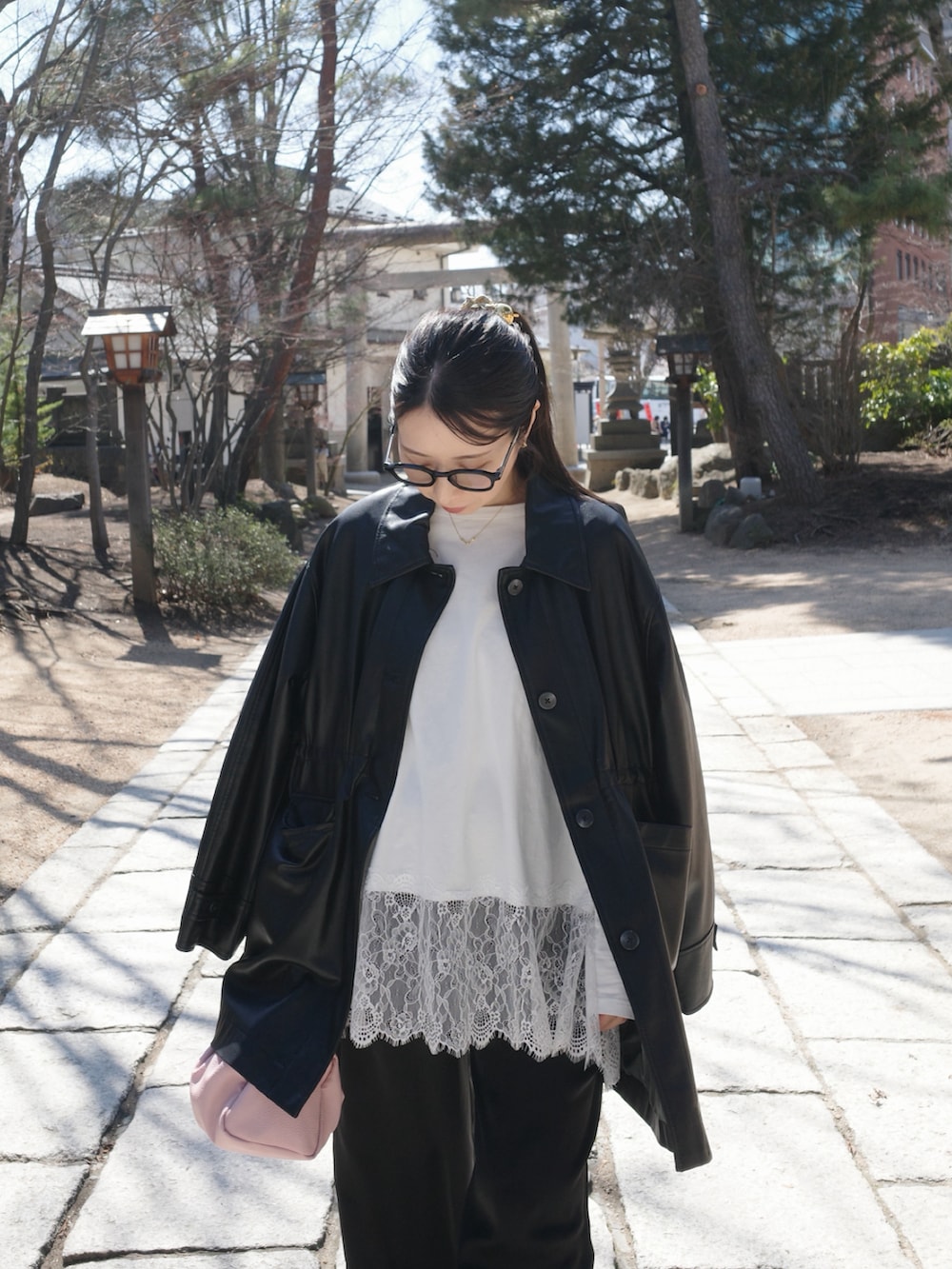 ホワイト系のTシャツ/カットソー、ピンク系のハンドバッグ、ブラック系のその他パンツを着用したレディースの春コーディネートの2枚目の写真